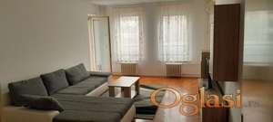 NAMEŠTEN DVOSOBAN STAN NA BULEVARU OSLOBOĐENJA PREKO PUTA DNEVNIKA 400 EVRA